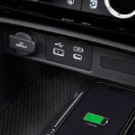 Honda CR-V - Teknologi - 1st Row USB A + 1 USB C + Power Outlet